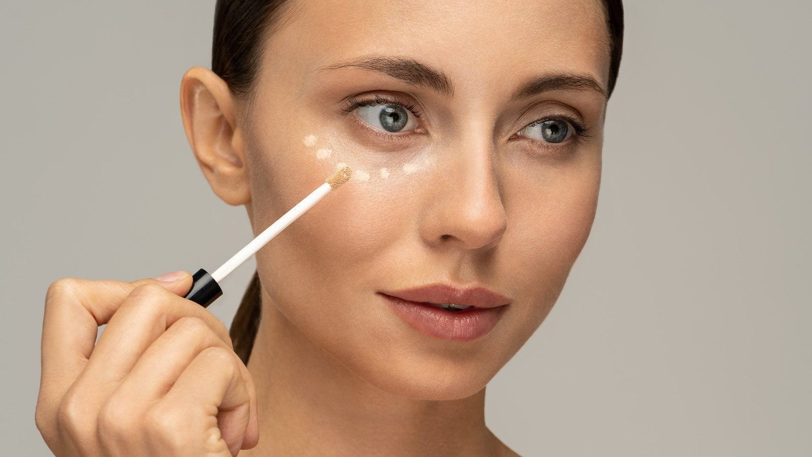 Как пользоваться консилером. Concealer woman.