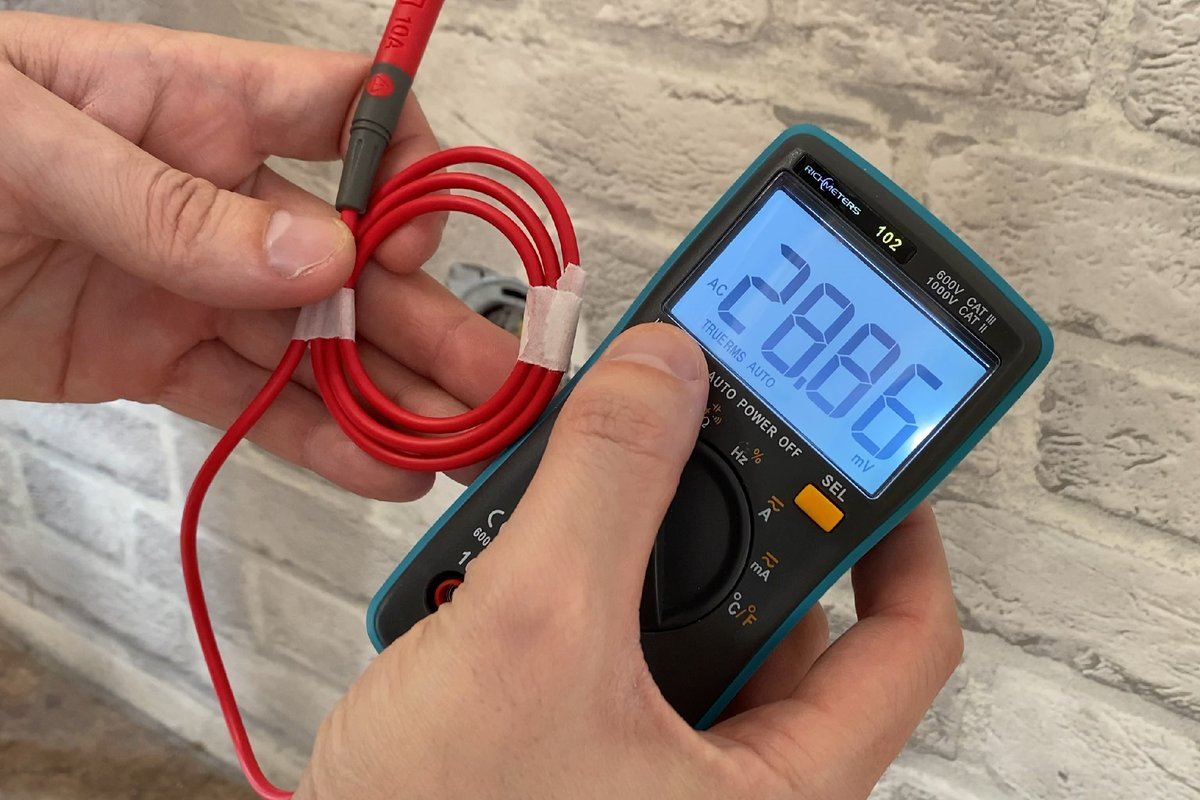 Прозвонить кабель в стене. Как найти провод в стене мультиметром. Как найти скрытую проводку в стене мультиметром. Прозвонка кабеля в стене прибор. Датчик для поиска проводки в стене.