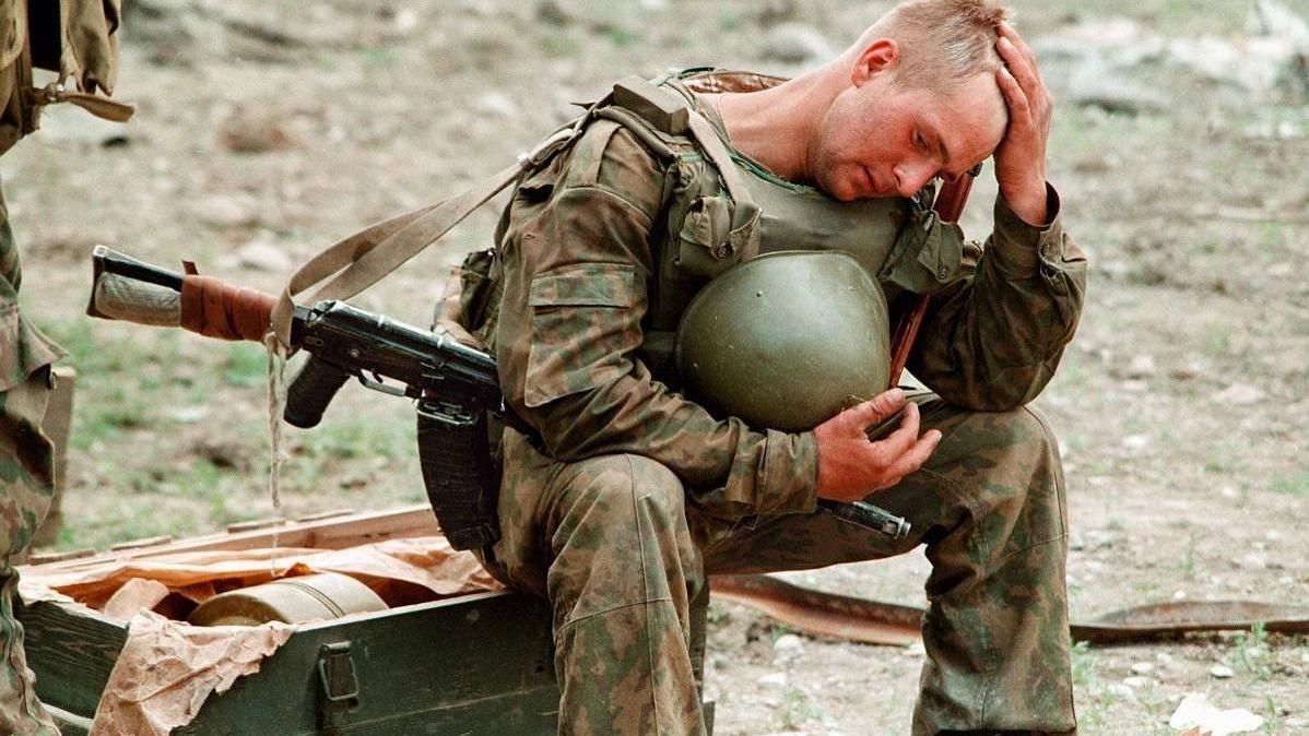 Россия устала. Плачущий российский солдат.