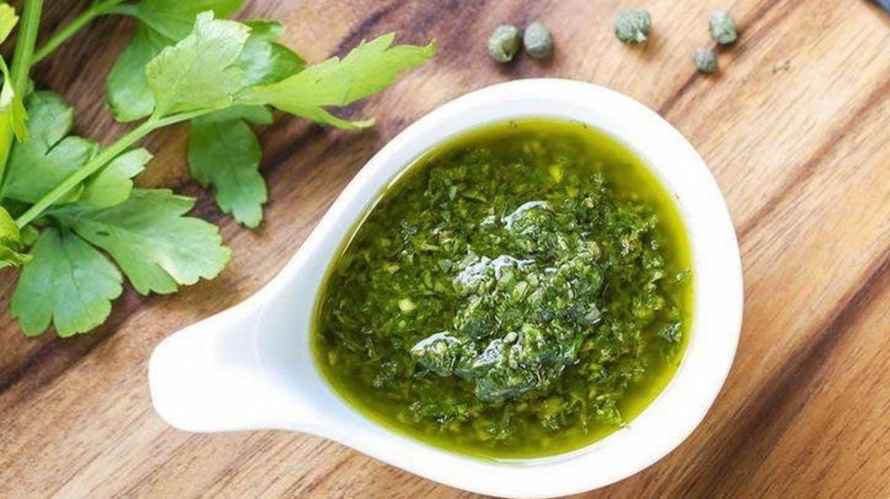 Соус с солеными огурцами. Зеленый соус (Salsa Verde). Соус зеленый итальянский — сальса Верде. Соус сальса Верде с маринованными огурцами. Соус зелёный freschi di Natura Salsa Verde для рыбы и мяса, 180г.