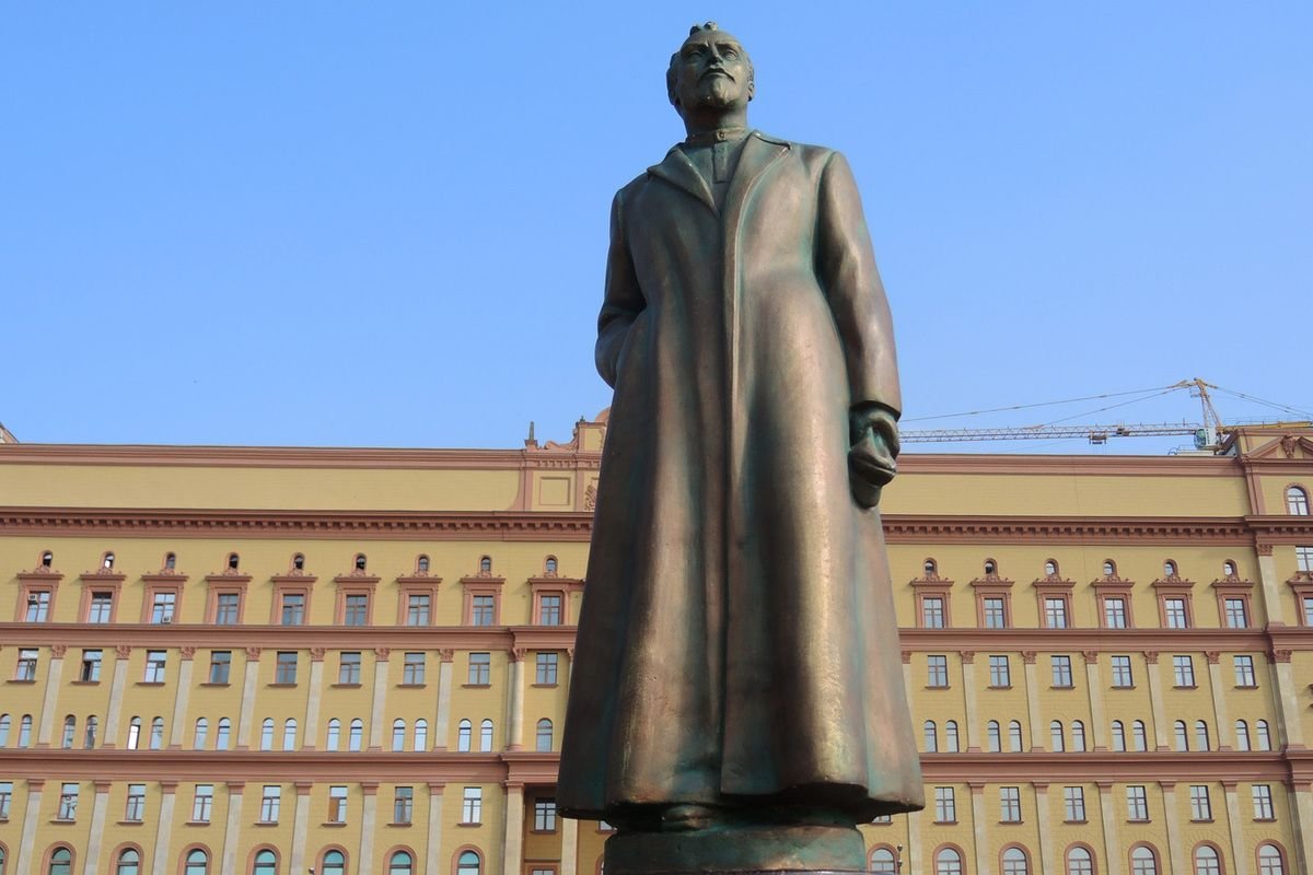 Памятник дзержинскому. Феликс Дзержинский памятник на Лубянке. Памятник Феликсу Дзержинскому в Москве. Феликс Дзержинский памятник. Дзержинский Феликс Эдмундович памятник.