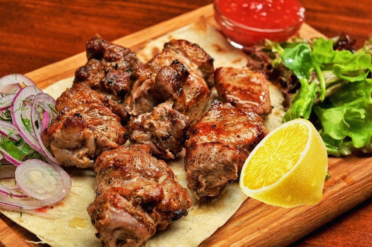 шашлык шейка. свинина шейка шашлык рецепты. шашлык шейка. шашлык из свинины. кафе среда саров.