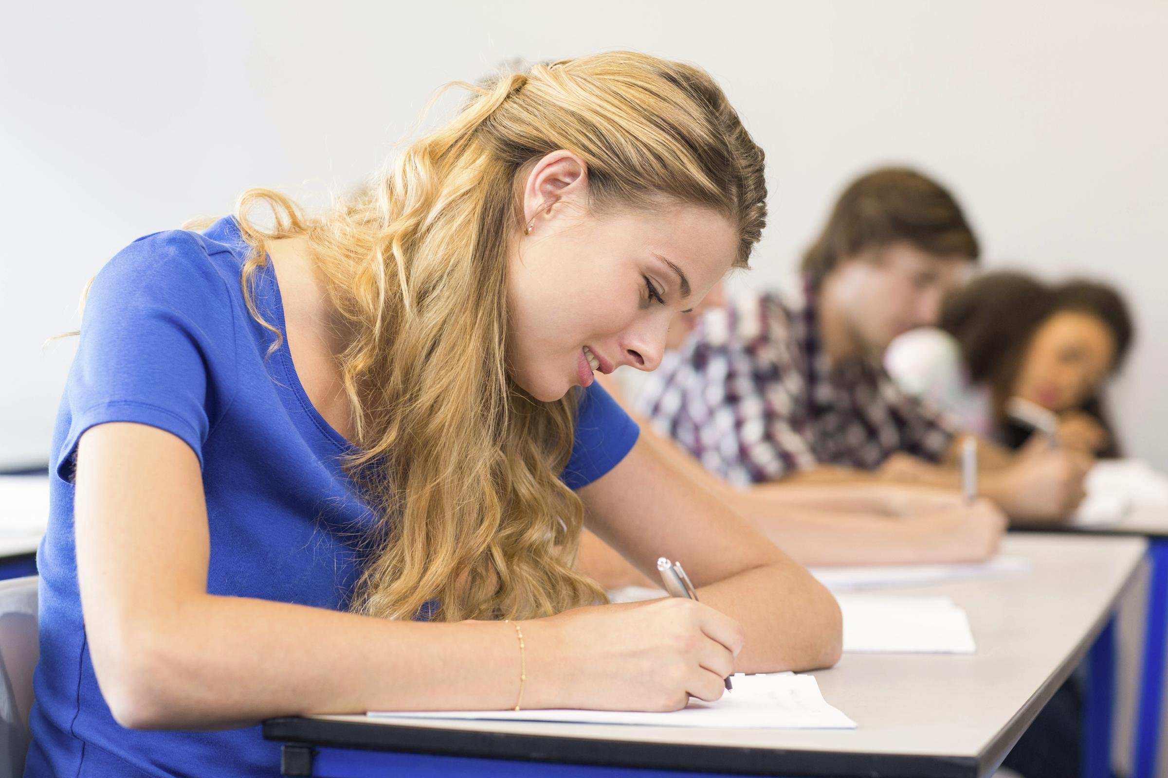 Testing students. Девушка задумалась в школе. Девушка решает. Поступление на психолога. Зачеты девушек.