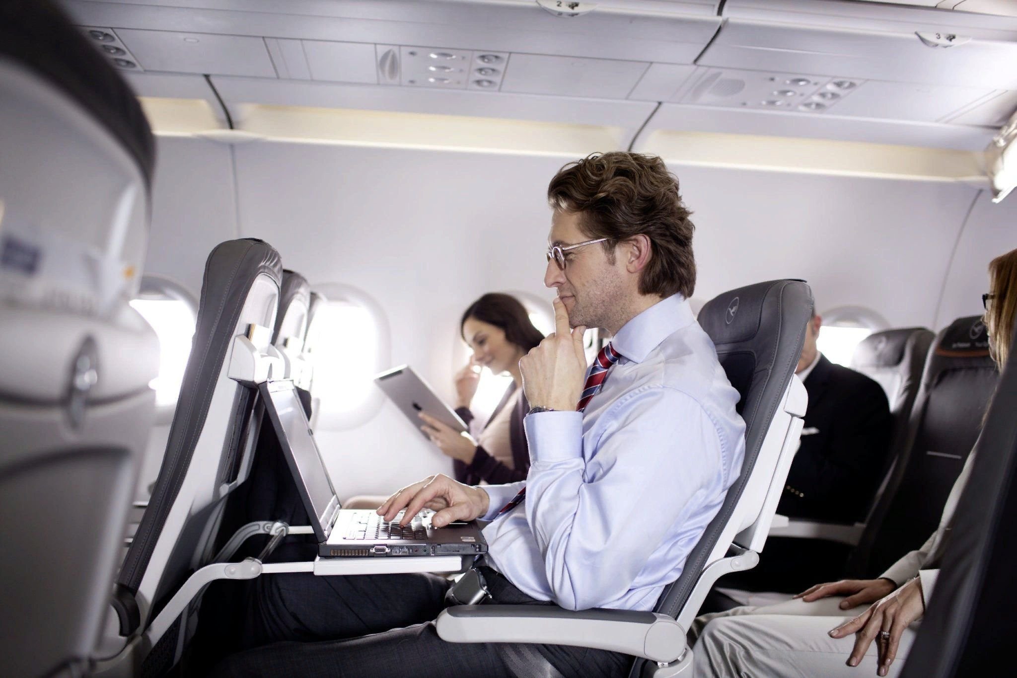 К чему снится лететь в самолете женщине. Люди в самолете. Ноутбук в самолете. Самолет с пассажиром. Салон самолета.