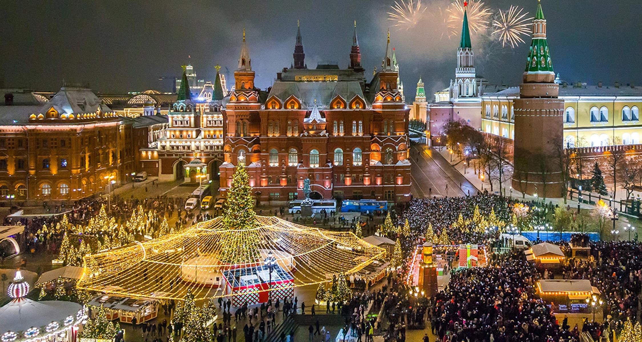 Российским года. Новый год в Москве. Красная площадь новый год. Рождество в Москве на красной площади. Празднование нового года в России на красной площади.