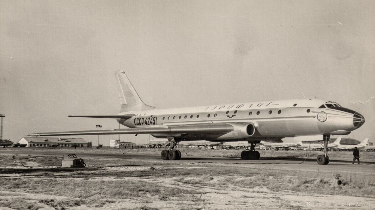 Первый реактивный пассажирский самолет. Ту-104 пассажирский самолёт. Самолет ту-104 в СССР. Ту 104 1956. Ту-104 двухдвигательный реактивный самолёт.
