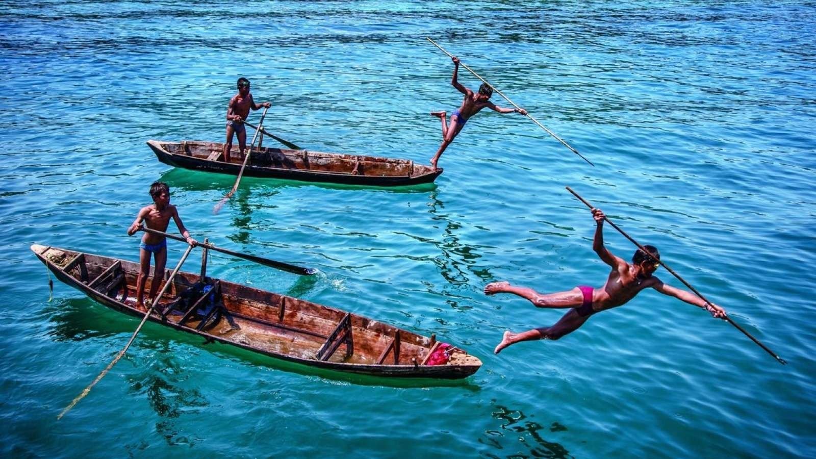 Народ Баджо (баджао).. Морские цыгане Мокены. Баджо люди моря. Люди моря племя Баджо