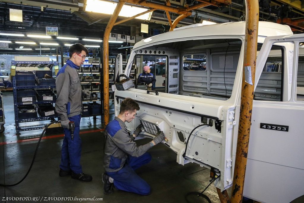 завод камаз в набережных челнах. камаз к5 кабина. камаз 5490 на заводе. автозавод камаз набережные челны. сборочный конвейер камаз.