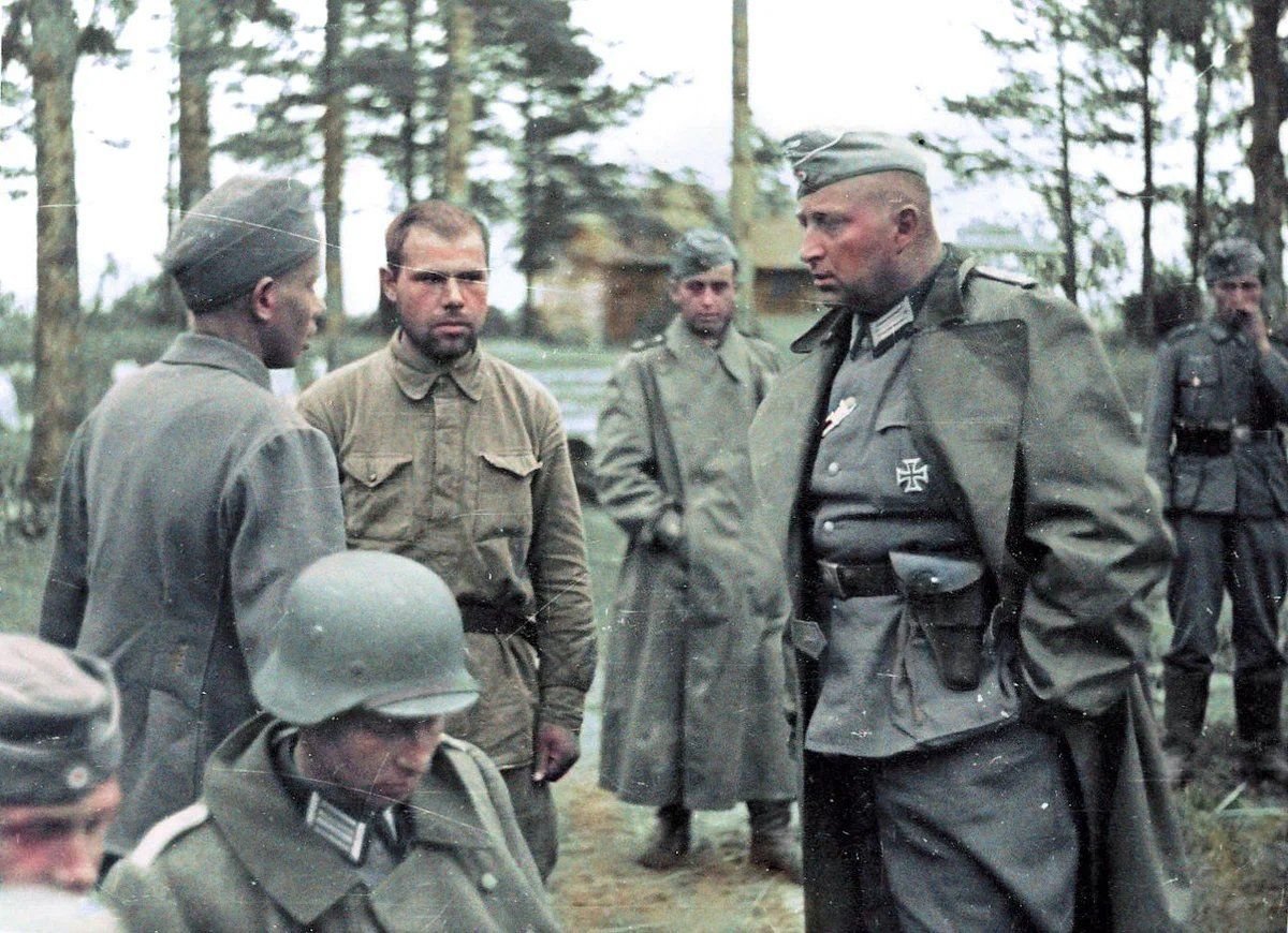 Плен вермахта. Военнопленные красноармейцы 1941. Пленные солдаты рейха 1941. Военнопленные советские солдаты 1941.