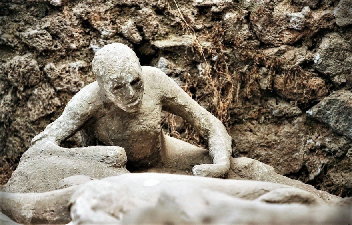 В каком году был помпей. Вулкан везувий помпеи раскопки. Помпеи город. Жертвы извержения везувия помпеи. Руины помпеи.