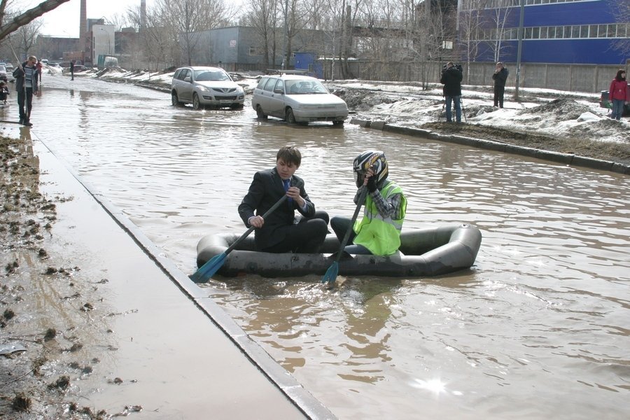 Малой поплыл. На лодке по улице. На лодке по лужам. На лодке по городу. Лодка в луже.