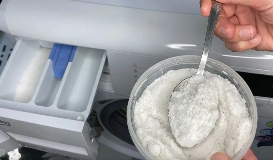 Можно ли соль в стиральной машине. Соль для стирки белья. Соль для стиральной машинки. Добавляет соль в стиральную машину. Стиральная соль это.