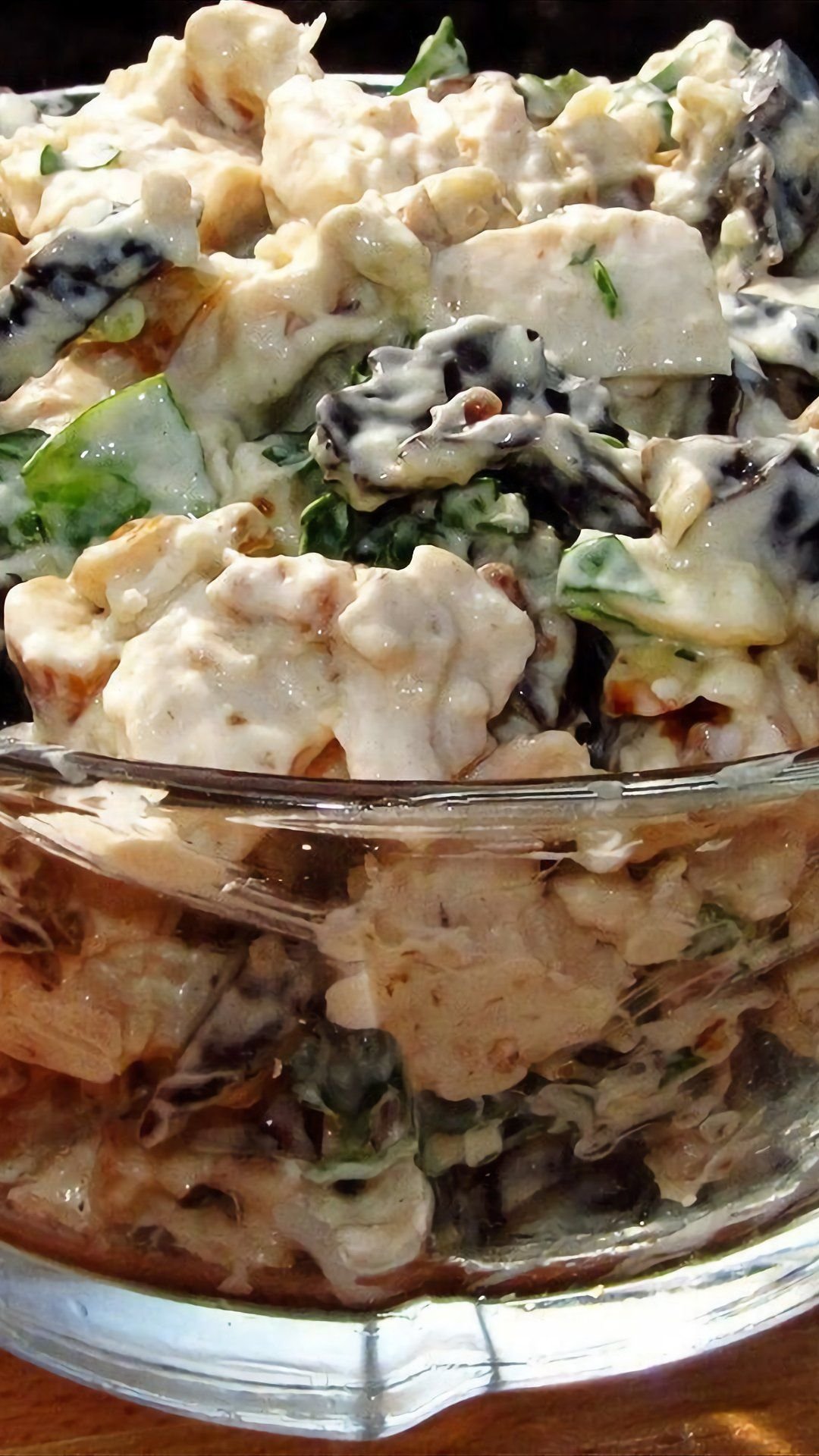 Салат с черносливом и курицей и грецкими орехами и грибами