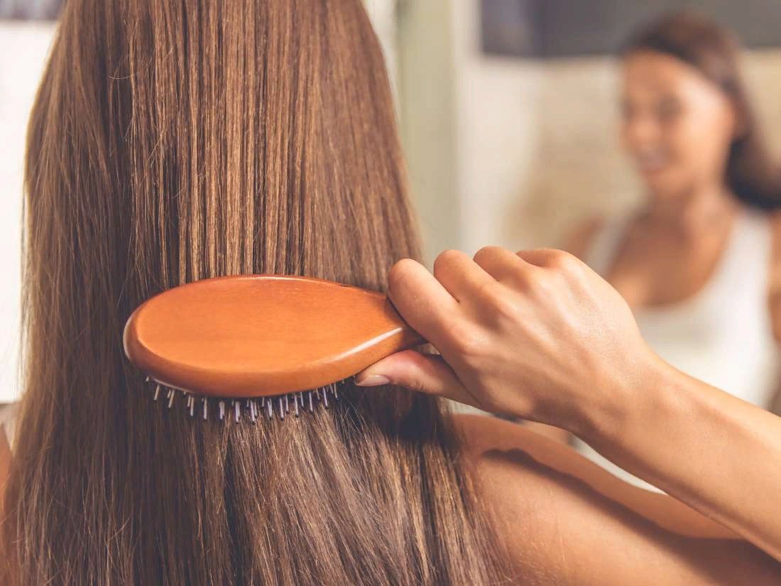 Какой расческой лучше расчесывать волосы при выпадении в домашних условиях