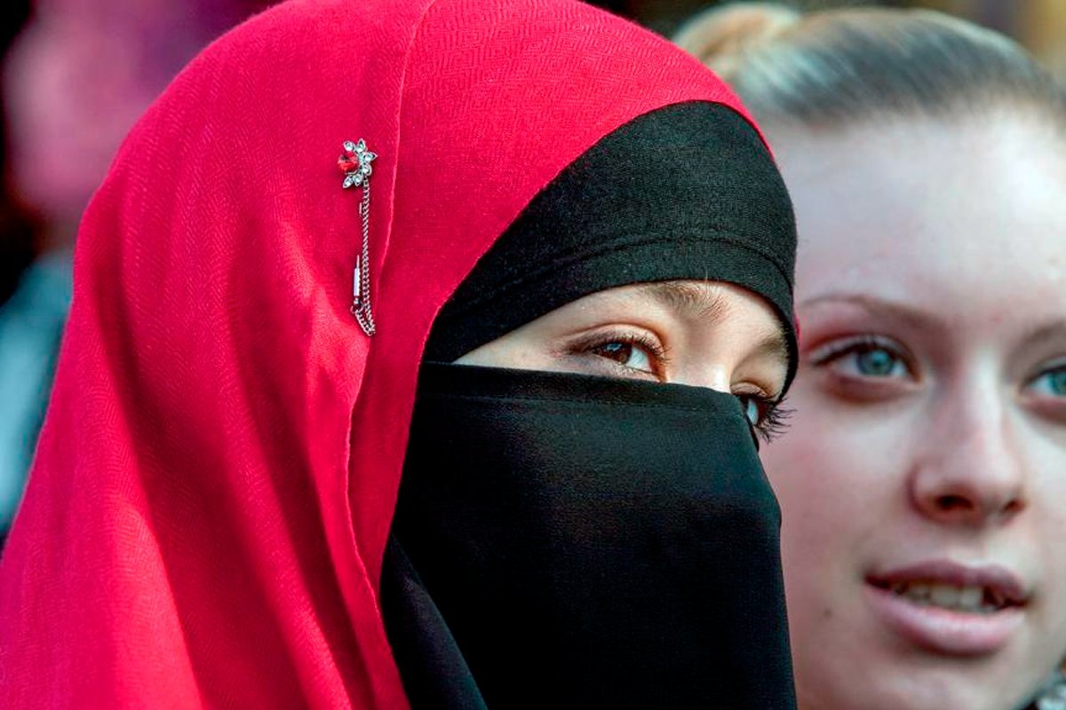 Соблюдающая мусульманка. Американские мусульманки. Девушка в хиджабе. Соблюдающая мусульманка. Женщина в платке.