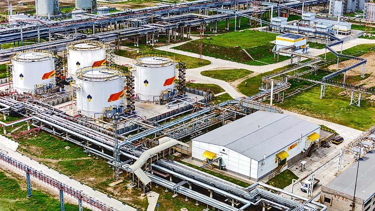 Компании нефтехимии. Ангарский нефтехимический комбинат АНХК. Ангарск нефтеперерабатывающий завод. Роснефть Ангарская нефтехимическая компания. В Ангарске нефтяной завод.