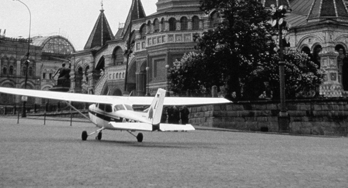 Руст самолет на красной площади. Маттиас Руст на красной площади 1987. Cessna 172 Матиаса Руста. Матиас Руст на красной площади. Самолет Матиаса Руста.