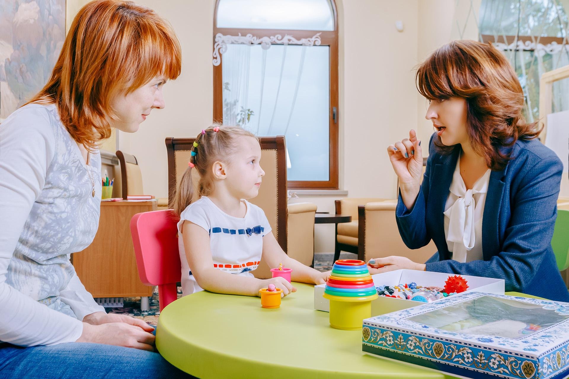 Мама работает в садике. Занятия с психологом для детей. Занятия с детским психологом. Занятия с логопедом для детей. Логопед и ребенок.