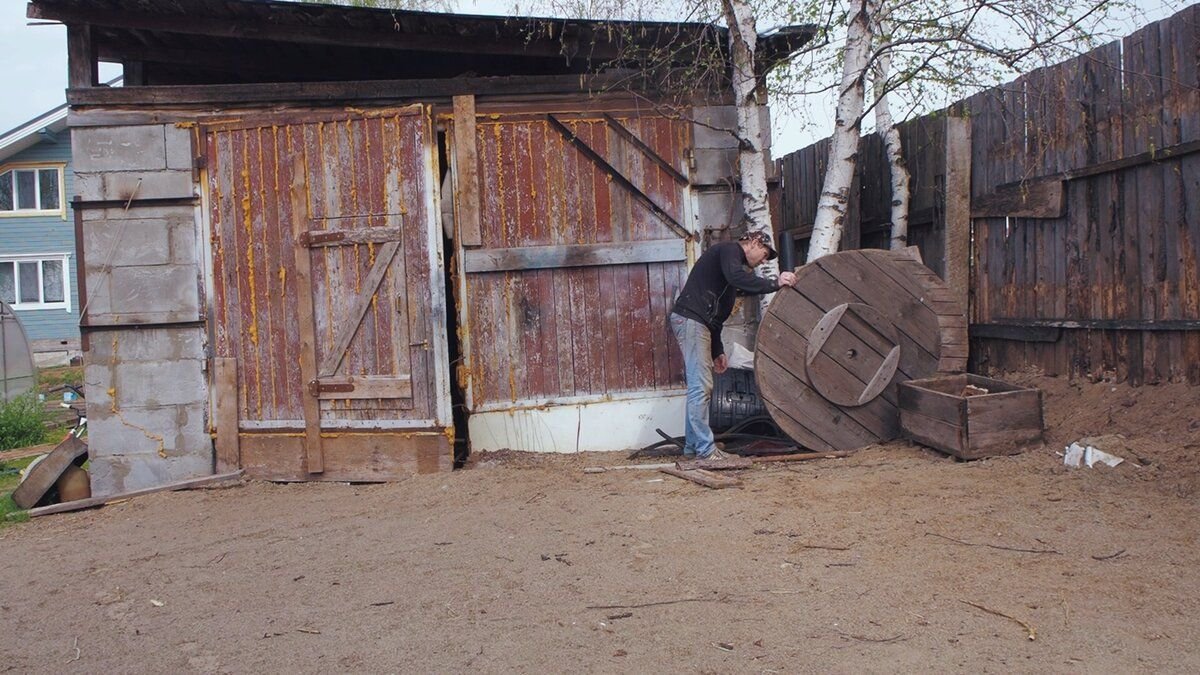 Скамейка из кабельной катушки