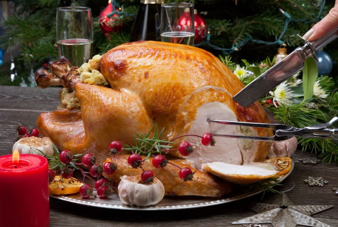 Традиционные блюда на новый год. . Рождественская индейка (Christmas Turkey) Ингредиенты. Традиционная Рождественская индейка Англия. Индейка на новогодний стол. Новогодний стол.