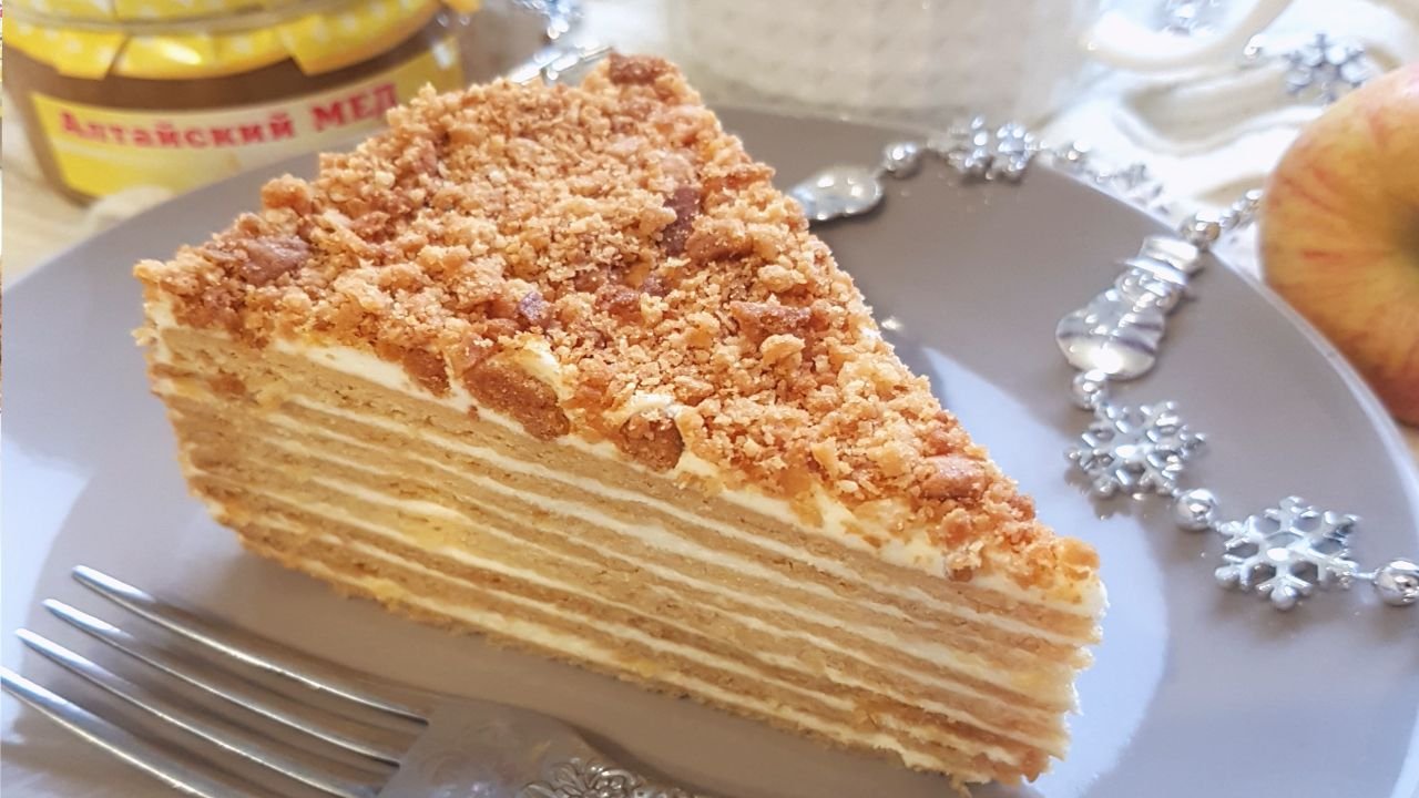 торт медовик классический с заварным кремом. заварной медовый торт. медовый торт с заварным кремом. медовик с заварным кремом.