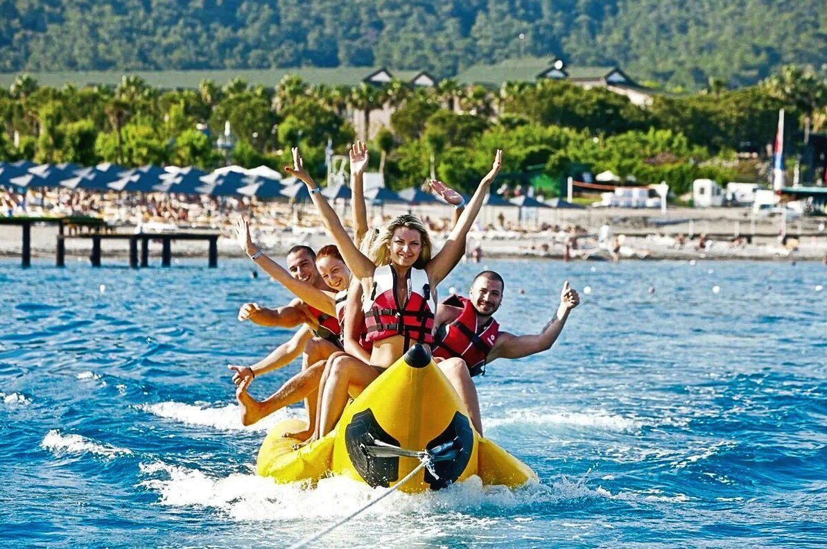 Развлечения на море. Кемер Турция туристы. Летние развлечения на море. Аттракционы на море.