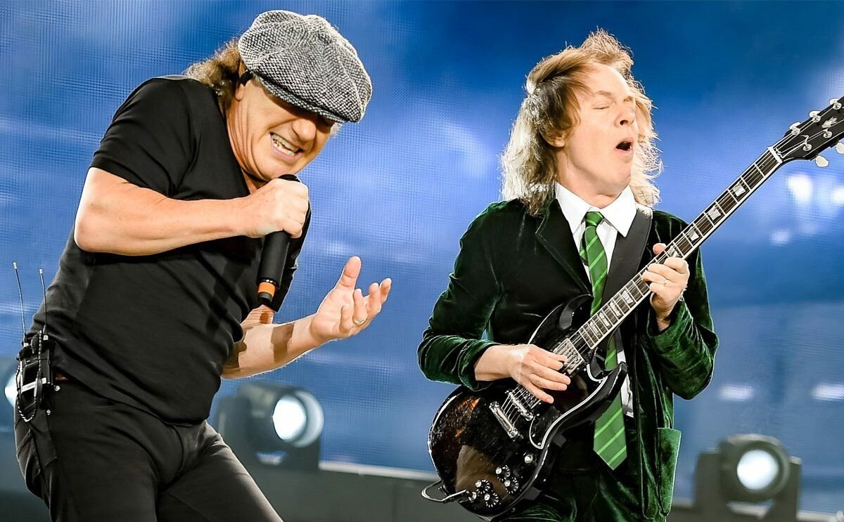 Вышли из группы. AC DC Angus Brian. AC DC Angus young 2018. AC DC Angus Malcolm Johnson. Гитарист AC DC В шортах.