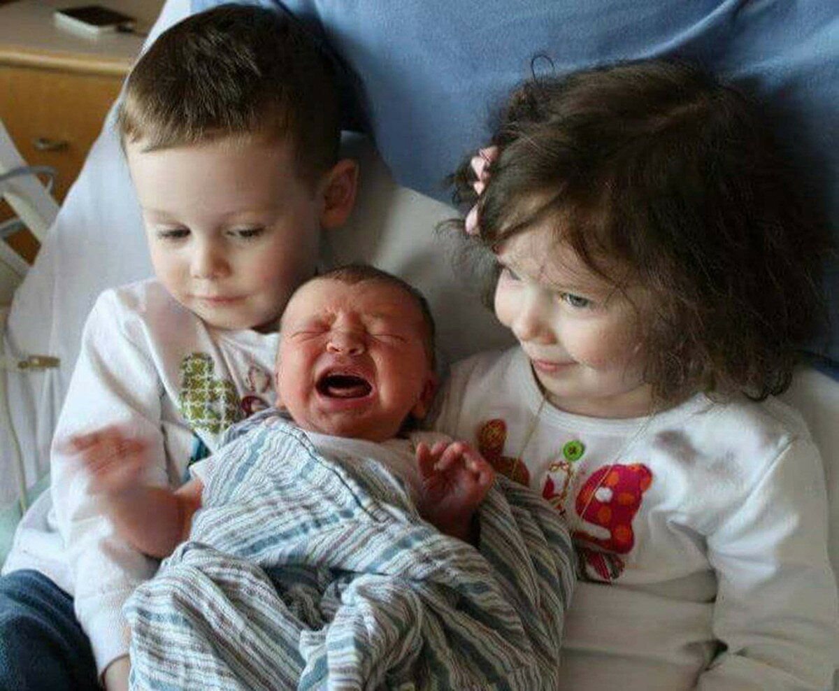 как называется ребенок сестры. старший братик и сестренка. счастливый ребенок. сестра с малышом. The new daughter.