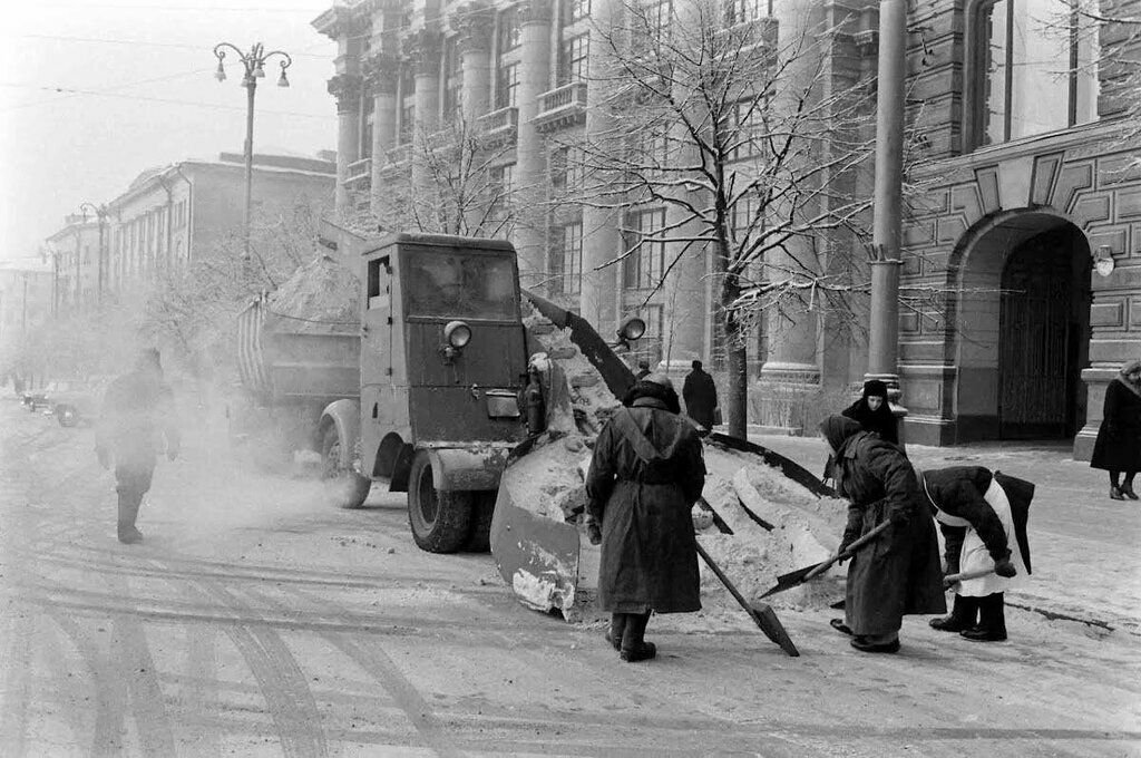 Ссср зимняя время. Карл Миданс зима 1959. Уборка снега в СССР. СССР 60-Е годы зима.