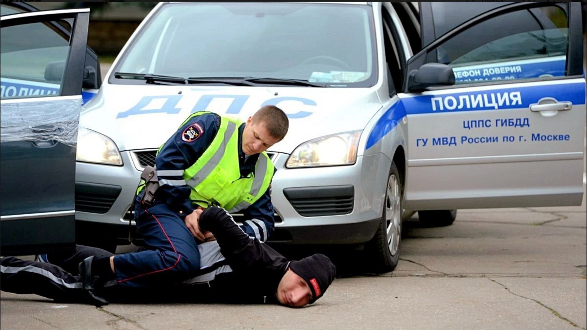 Дпс в случае дтп. Неповиновение сотруднику ГИБДД. Полицейский скручивает преступника. Неповиновение сотруднику полиции. Сотрудник ДПС.