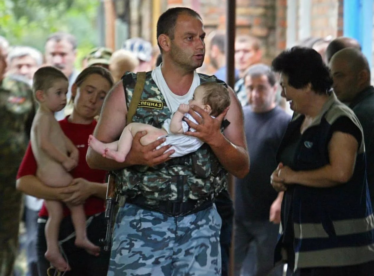 В каком году был захват школы. Гогичаев Эльбрус Беслан. Эльбрус Гогичаев и Алена Цкаева. Беслан 1 сентября 2004 Альфа.