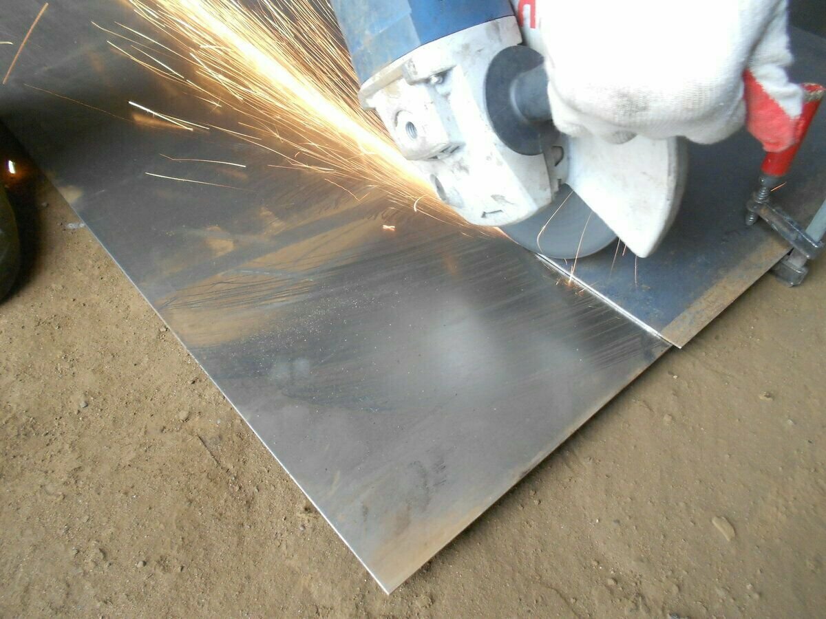 Резка асбеста. Резка шифера. Резка профлиста инструмент. Резка асбеста. Резка плоского шифера циркулярной пилой.