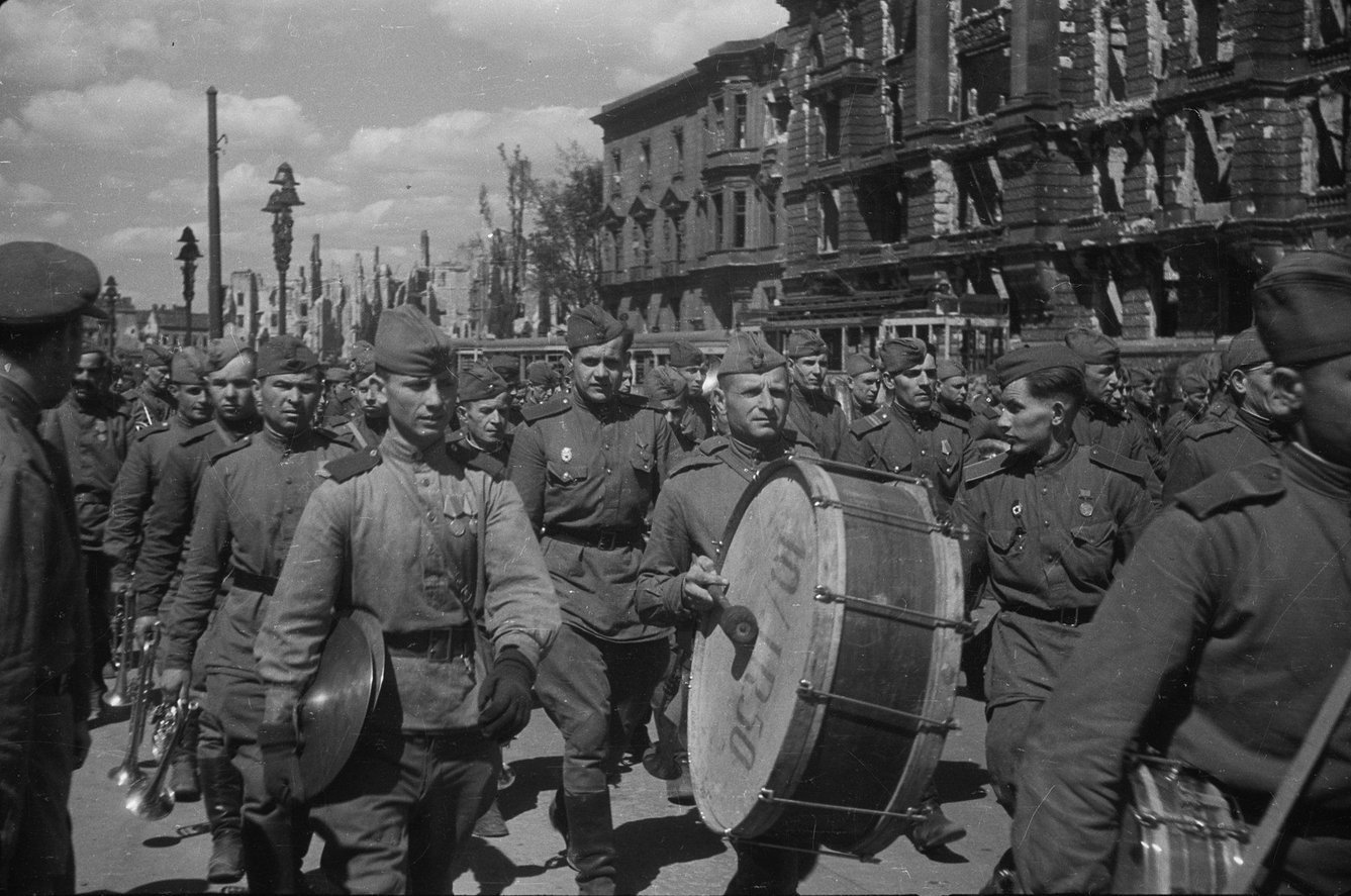 Фотография берлин 5 мая. Берлин, май 1945. Красная армия в Берлине 1945. 9 Мая 1945 Берлин.