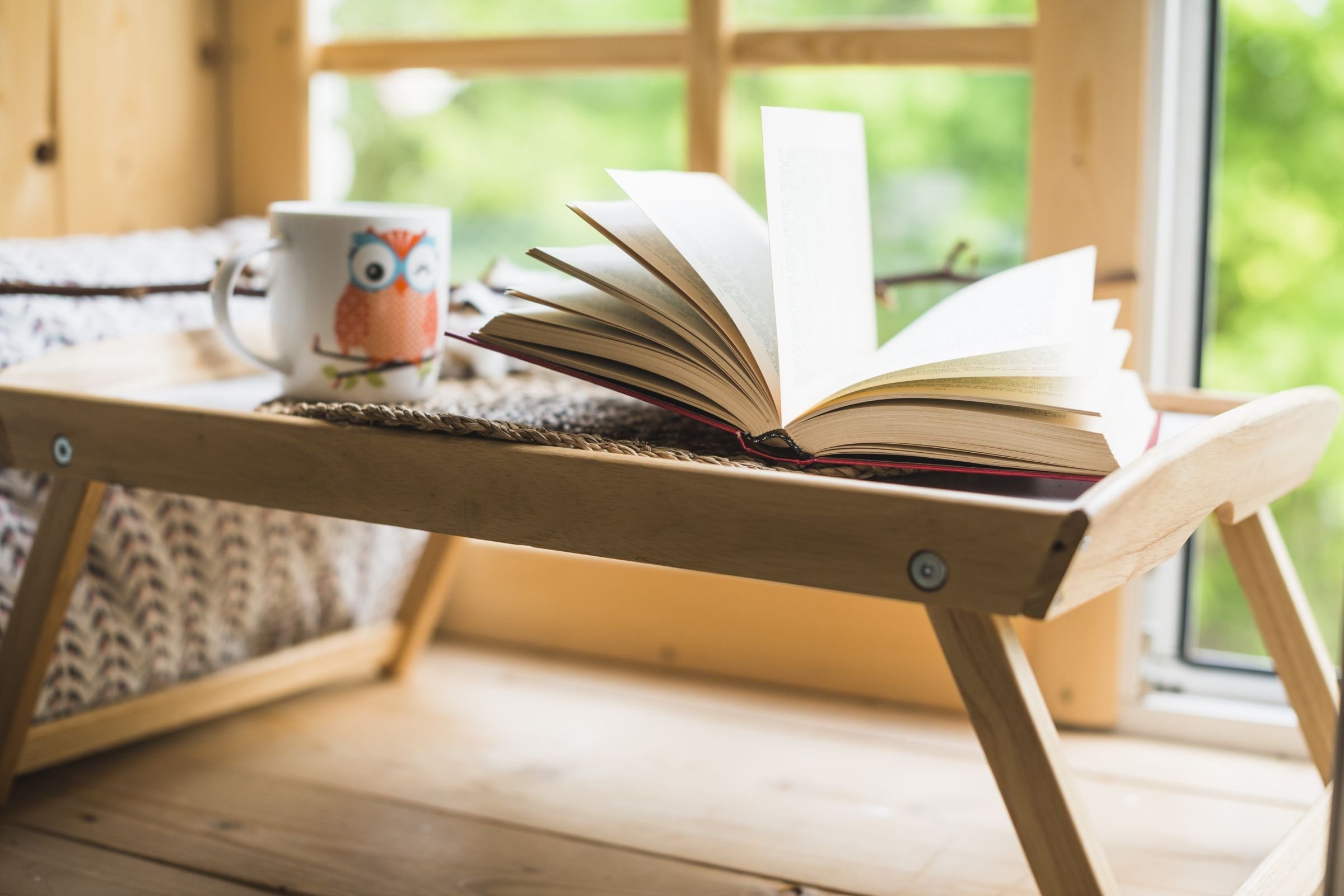 The book in the left is. Стол «книга». Книжный столик. Стол с открытой книгой. Раскрытая книга на столе.