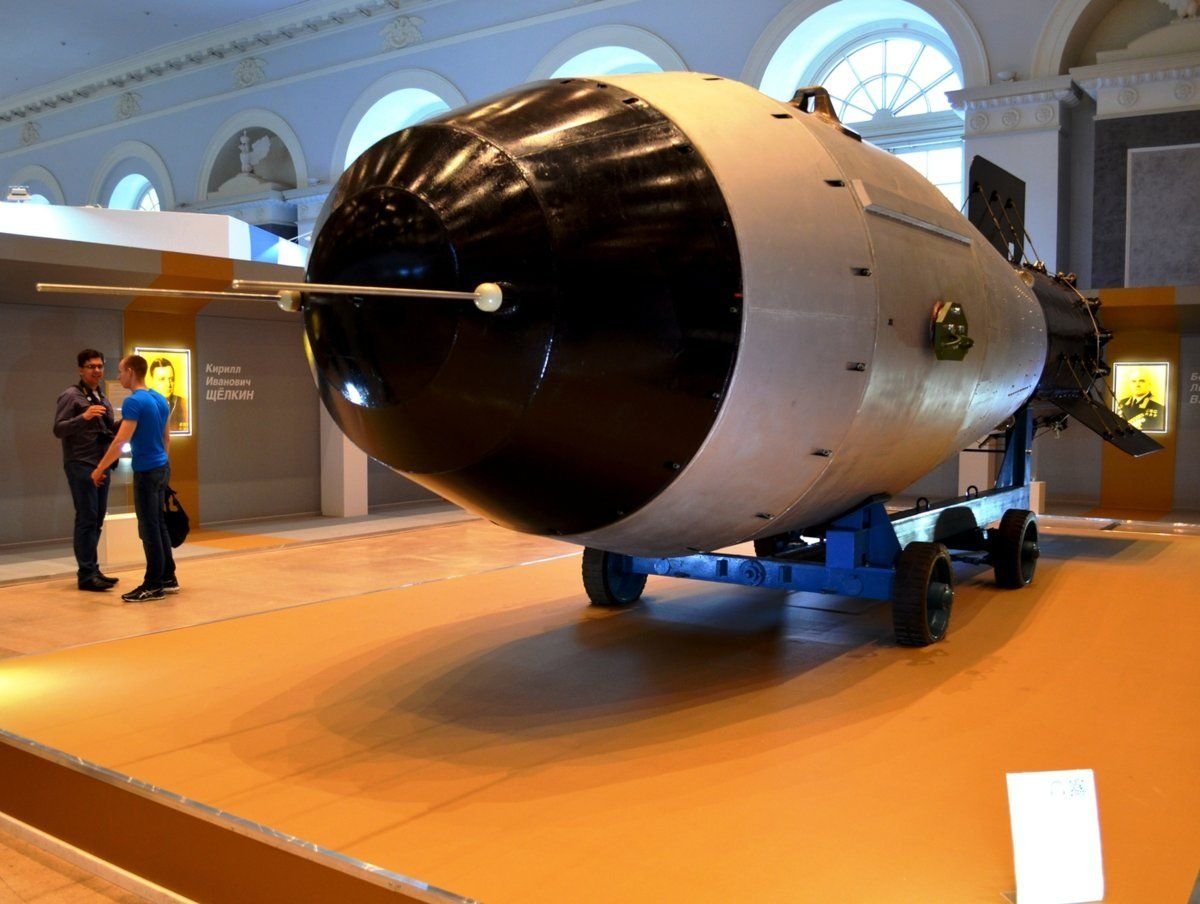 российская межконтинентальная баллистическая ракета сармат. термоядерная бомба ан602 ("кузькина мать"). ядерная ракета россии 2022 самая мощная. р-36м баллистическая ракета ракетное оружие россии. царь-бомба (ан602) – 58 мегатонн.