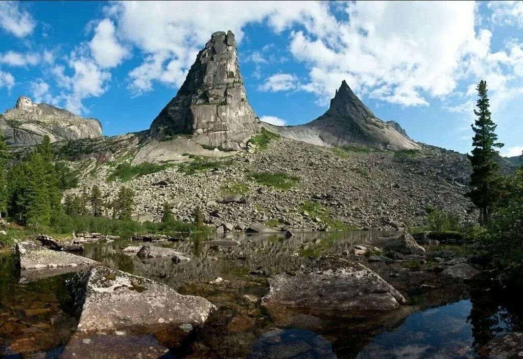 Уникальная сибирь. Природный парк Ергаки парабола. Природный парк Ергаки, западные Саяны, гора парабола. Природный парк Ергаки, Саяны.. Гора парабола Ергаки.