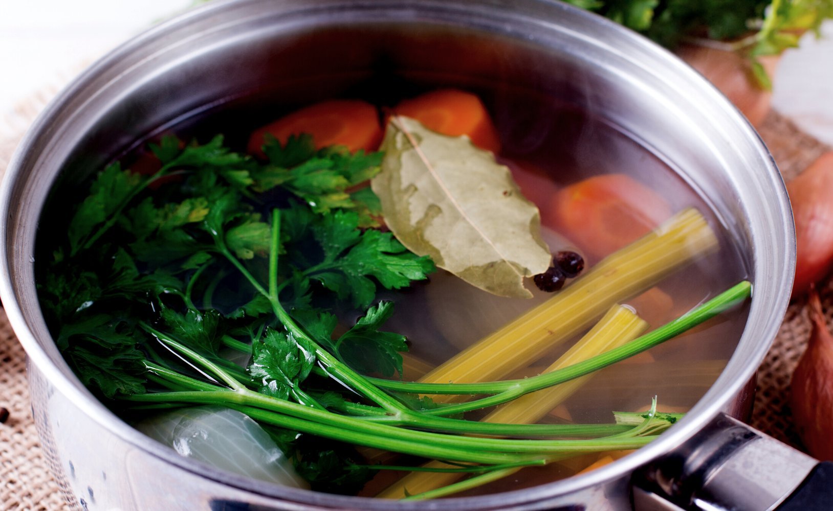 Какую зелень добавляют в уху. Какую зелень добавляют в уху. Рыбный суп с чешуей. Налимьей ухой. Какую зелень добавляют в суп.