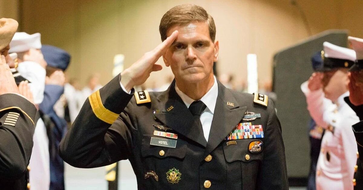 воинское приветствие левой рукой. к пустой голове руку не прикладывают почему. приветствие американских военных. генерал джозеф вотел. к пустой голове руку не прикладывают почему.