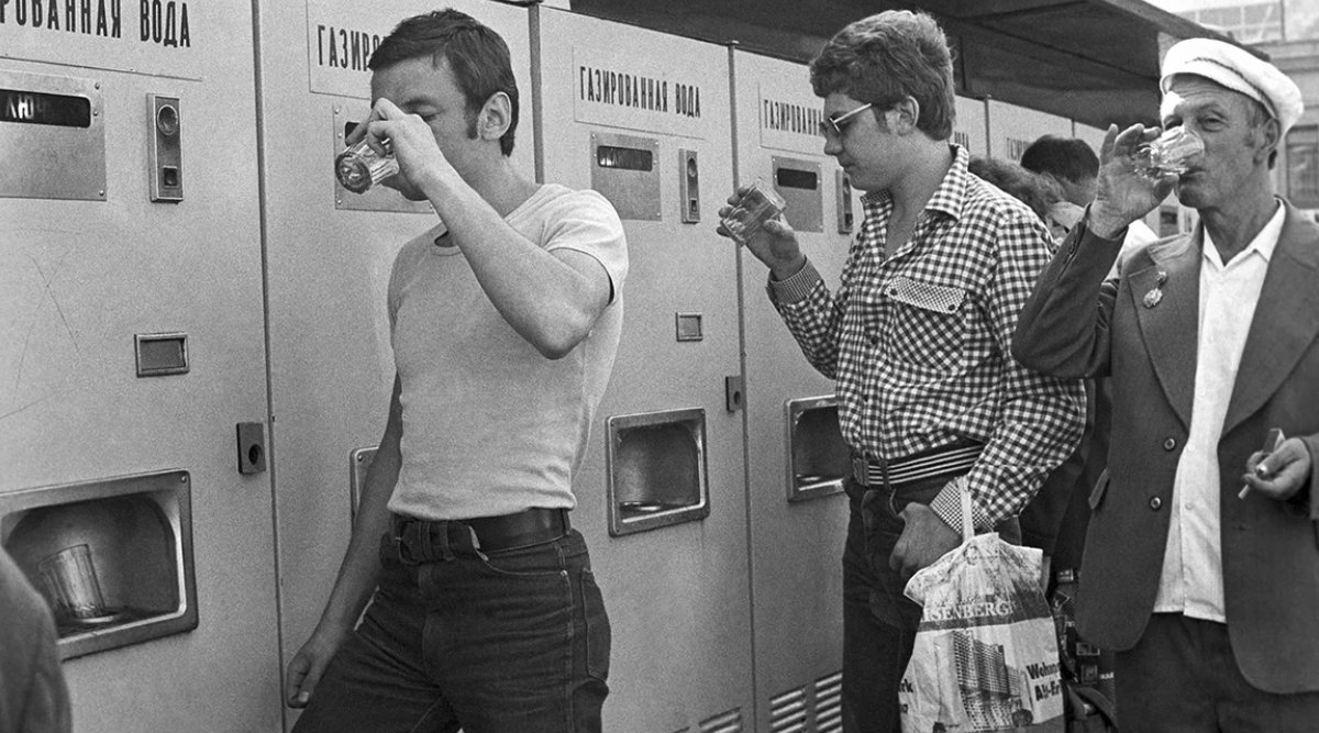 Советские люди. Автоматы с газировкой ссср 70-е. Полки магазинов в ссср 1991. Полки магазинов в ссср. Молокозавод ссср.