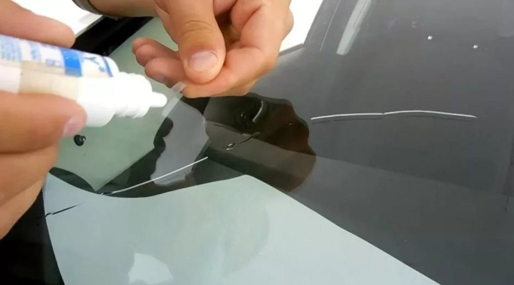 Как остановить трещину на стекле автомобиля. Заделать трещину на лобовом стекле. Заклейка трещин лобового стекла. Заделка трещины лобового стекла. Заделывание трещин на лобовом стекле.