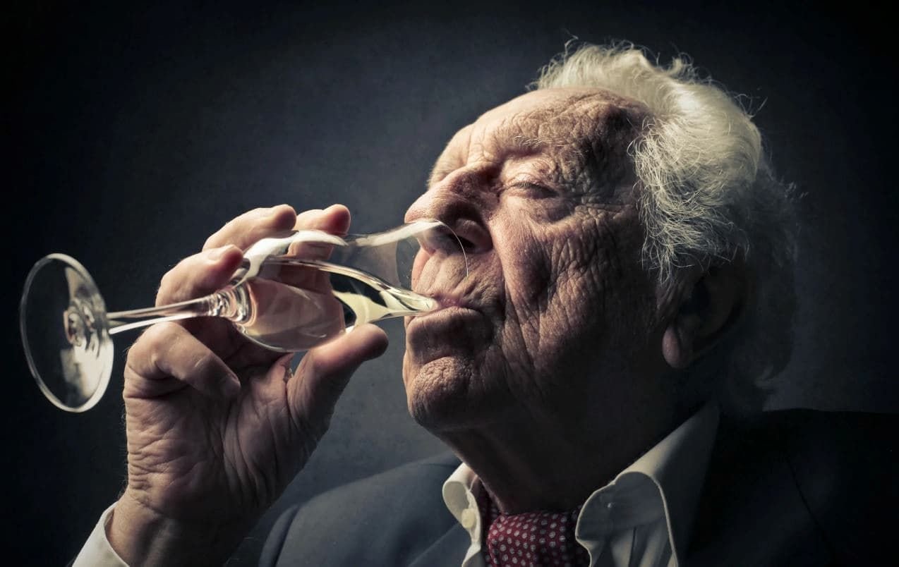 Почему пьют пожилые люди. Пожилые люди и молочка. Почему пьют пожилые люди. Старики выпивают. Старик пьет воду.