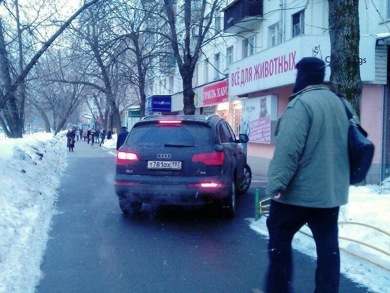 Выезд на тротуар. Езда по тротуару штраф. Штраф за езду по тротуарам в Москве. Штраф за езду по пешеходной дорожке. Машина чтобы ездить по тротуару для Стариков