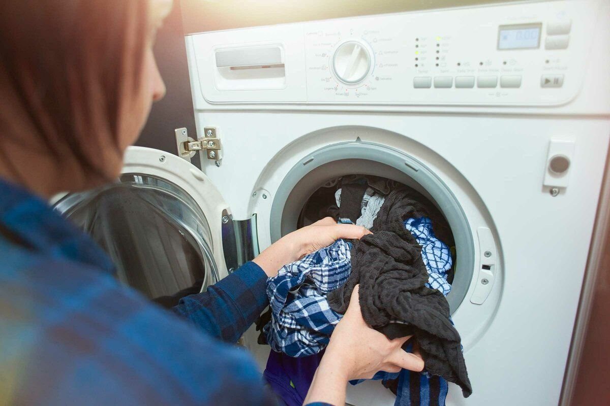 Getting clean. Одежда в стиралке. Одежда после стирки. Белье стирается в машинке. Перегруженная стиральная машина.