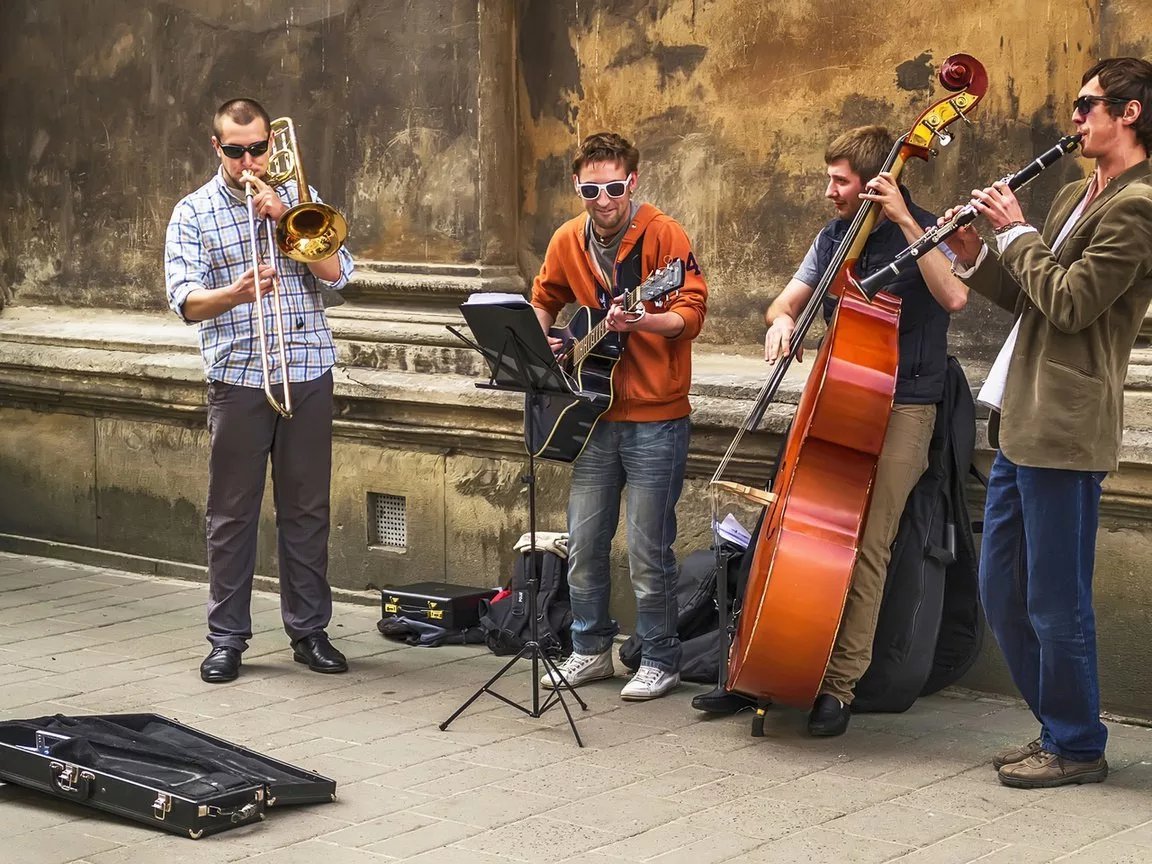 Играют на улице песни. Busker Busker группа. Уличные музыканты. Музыканты на улице. Уличные музыканты в Москве.