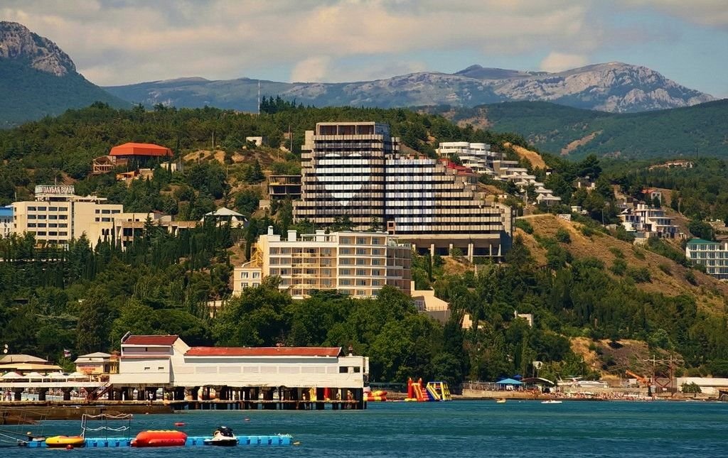 Алушта фото. Черное море Алушта. Республика Крым город Алушта. Город Алушта с моря. Алушта лето.