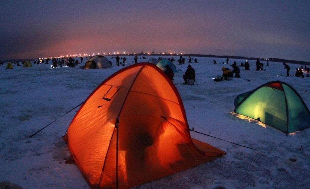 Ловля в палатке. Зимняя палатка. Палатка зима. Палатка Рыбацкая зимняя. Палатка зимой на озере.
