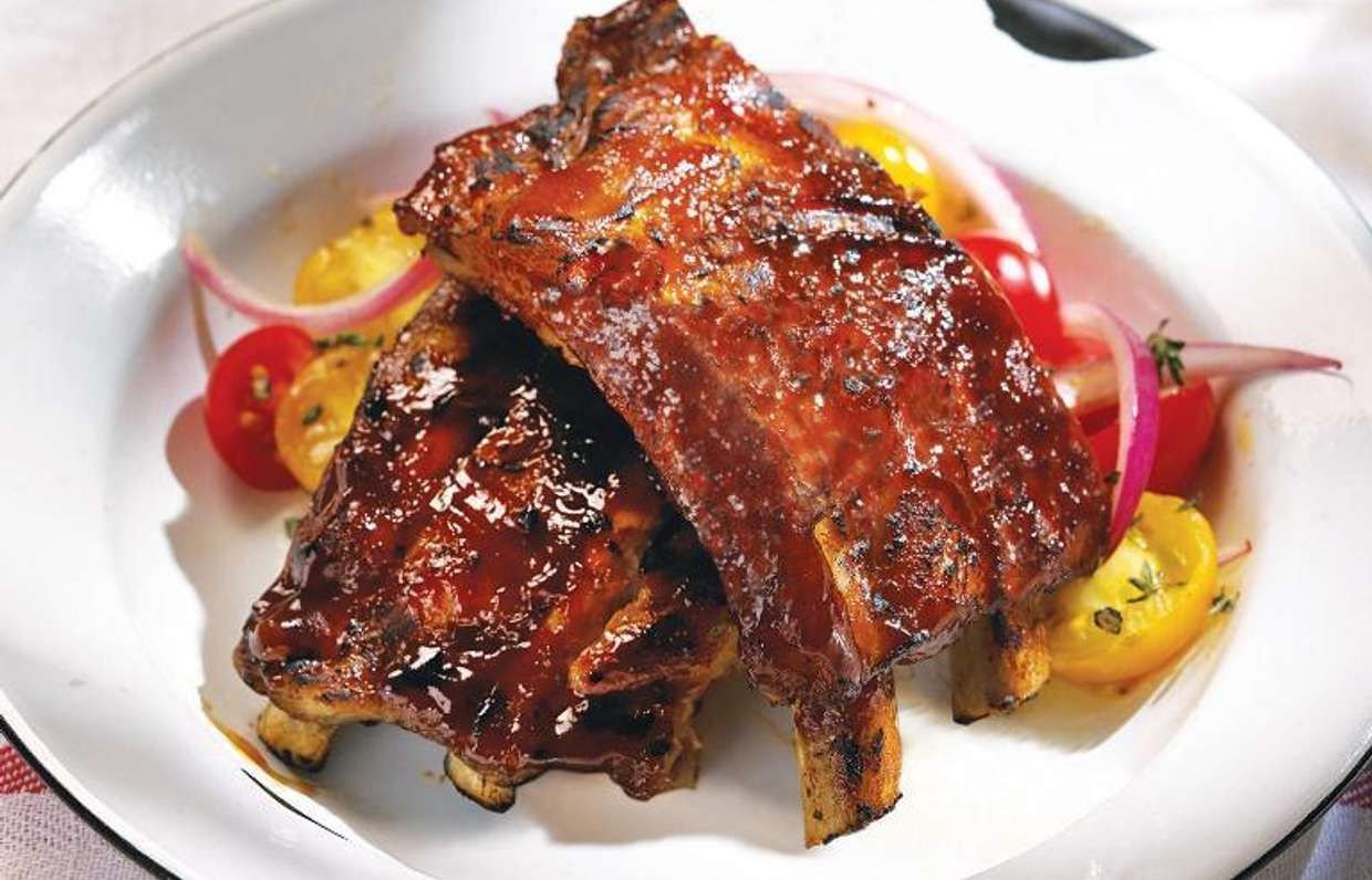 Свинина мед горчица на сковороде. Рёбрышки свиные в духовке с медом и соевым соусом. Ребрышки в медово горчичном соусе. Свинина в медово-горчичном соусе в духовке. Медово горчичная свинина.