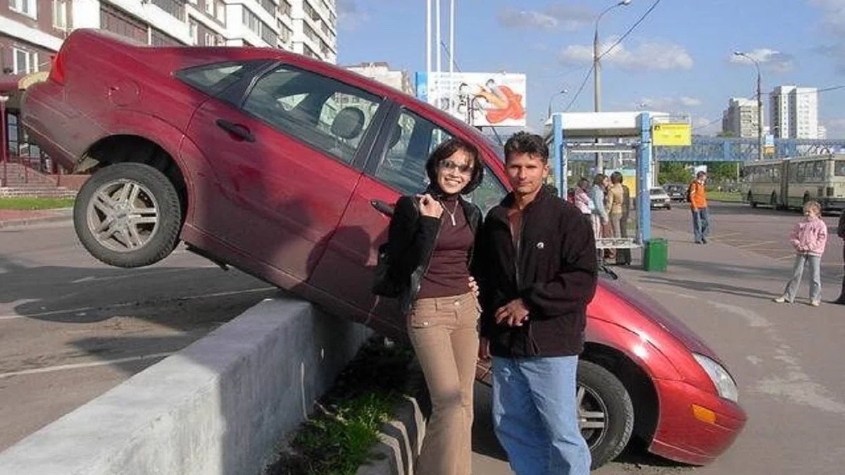 Муж продал жене автомобиль. Машина жене. Супруга и машина. Смешные ситуации на улице. Жена разбила машину.