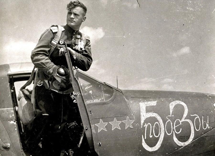 Летчик 20 века. Николай Дмитриевич Гулаев. Гулаев Николай Дмитриевич летчик-АС. Николай Дмитриевич Гулаев Советский лётчик. Николай Гулаев летчик самолет.