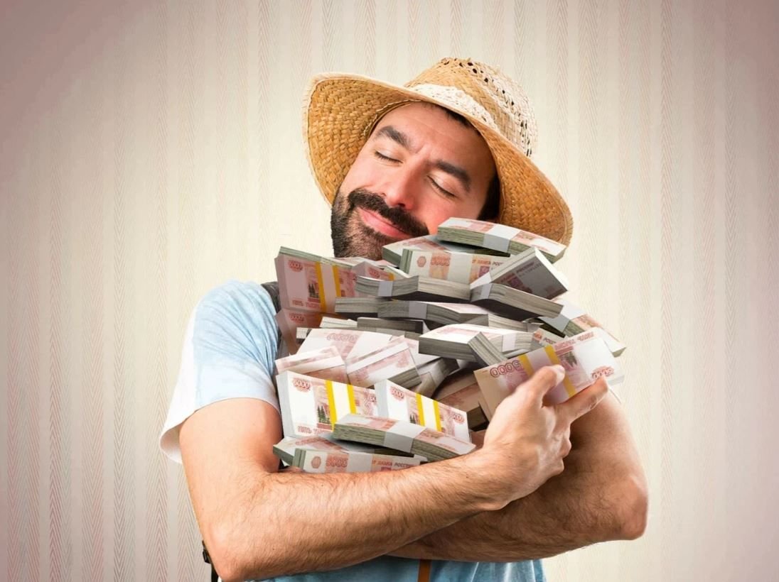 Радостный парень с деньгами